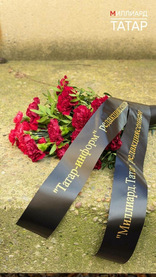 «Миллиард.Татар» редакциясе Германиядә Муса Җәлил җәзалап үтерелгән урынга чәчәкләр салды