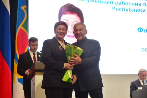 Рөстәм Миңнеханов Чаллыда яшәүче ун кешегә дәүләт бүләкләре тапшырды