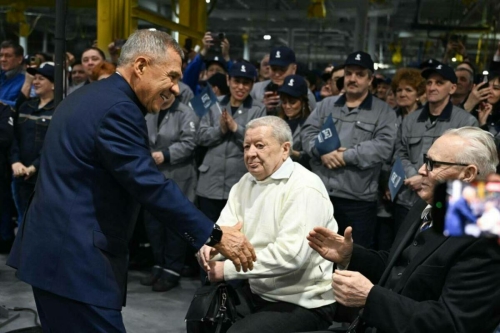 Рөстәм Миңнеханов «КамАЗ» төзүчеләренә һәм беренче хезмәткәрләренә рәхмәт белдерде