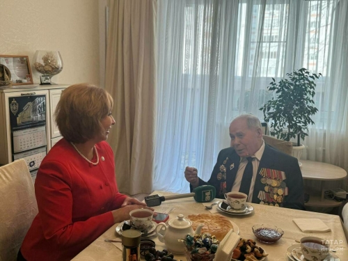 Эльмира Зарипова 99 яшьлек сугыш ветеранын якынлашып килүче бәйрәм белән котлады