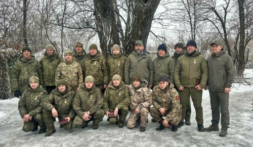 Песошин Ватанны саклаучылар көне алдыннан Татарстан хәрбиләренә бүләкләр тапшырды