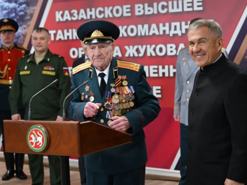 Рөстәм Миңнеханов ветеран Алексей Комлевка 100 яшьлек юбилеена «Дуслык» ордены тапшырды