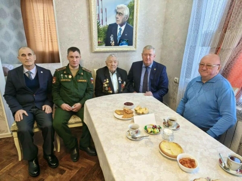 Зәйдә 102 яшьлек фронтовикны 23 февраль белән котладылар