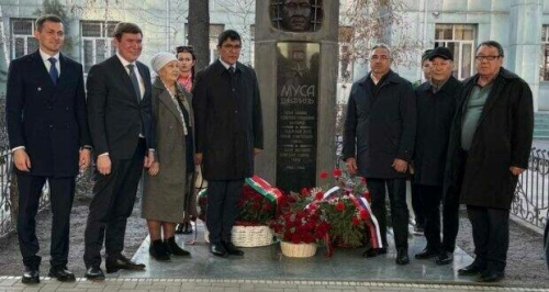 Васил Шәйхразыев Кыргызстанда Муса Җәлил бюстына чәчәкләр салды