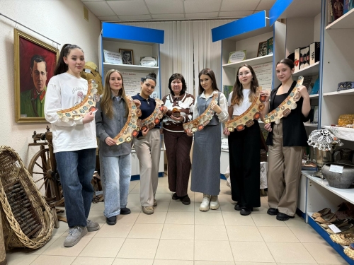 Удмуртиядә татар кызлары өчен остаханәдә катнашучылар хәситә ясарга өйрәнгән