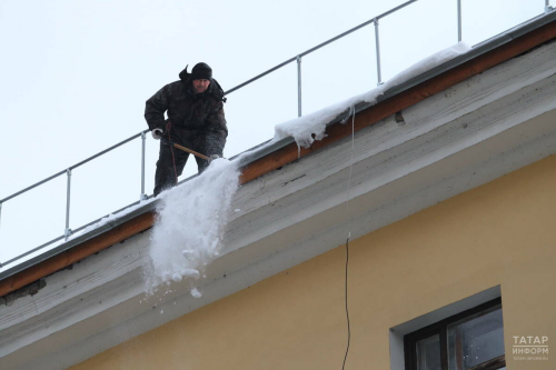 Казанда бер тәүлектә 116 йортның түбәсен кар һәм боздан чистартканнар