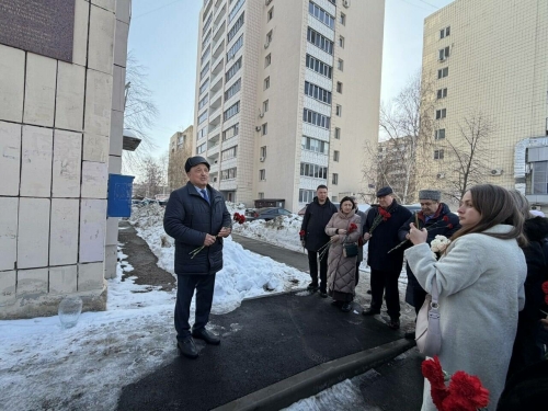 Ул – «Кояшыбыз» иде: Флорид Әгъзамов шәкертләре мемориаль тактага чәчәкләр салды