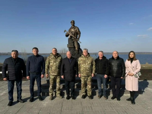 Татарстан делегациясе Россия Герое Сергей Чебнев һәйкәленә чәчәкләр салды