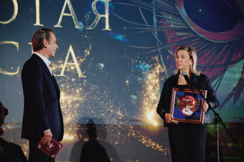 Ирада Әюпова Татарстан Рәисе өчен «Алтын битлек» махсус премиясен кабул итеп алды