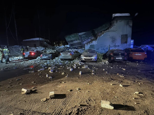 Яшел Үзәндә элеккеге гараж бинасы ишелгән, берничә автомобильгә зыян килгән