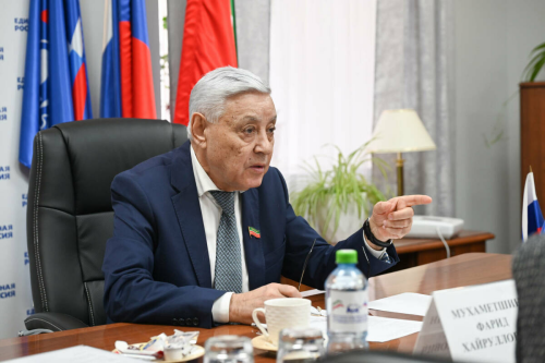 Фәрит Мөхәммәтшин төбәк иҗтимагый кабул итү бүлмәсендә гражданнар белән очрашты