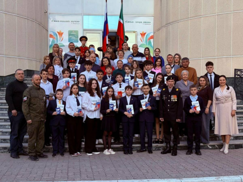 Әлмәттә махсус операция хәрбиләре яшүсмерләргә паспортлар тапшырды