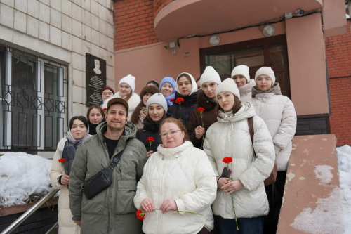 Казанда Әмирхан Еникинең туган көне уңаеннан истәлек тактасына чәчәкләр салдылар