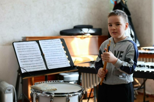 Татарстан балалары Лисичанск сәнгать мәктәпләренә китаплар, иҗат өчен җыелмалар тапшырды