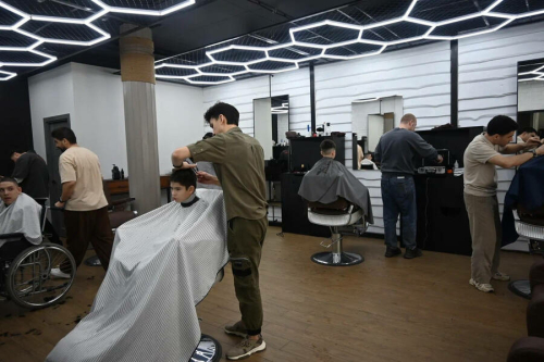 «Зәкят» хәйрия фонды инвалид һәм мохтаҗ балаларны бушлай чәчтарашханәгә алып барды