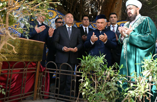 Миңнеханов Каһирәдә Муса Бигиев каберен зиярәт кылды – кабер дистә еллардан соң табылды