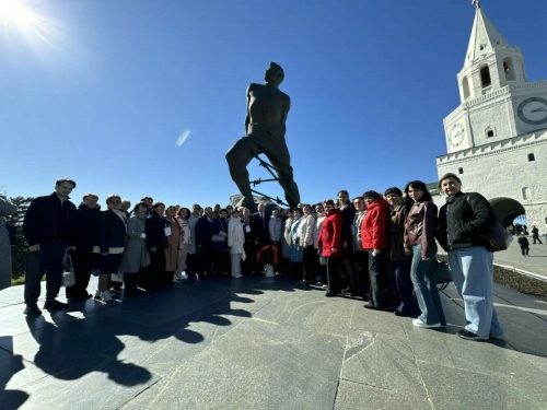 Бөтендөнья «Туган тел» җыены делегатлары Муса Җәлил һәйкәле янына җыелды