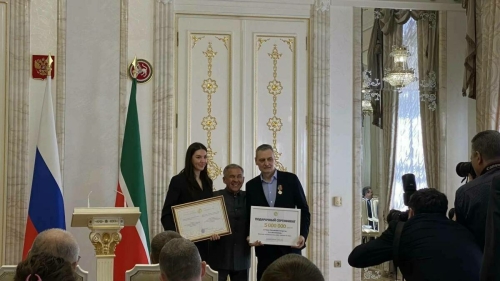 Миңнеханов «Динамо-Ак Барс»ны чемпион калуы белән котлап 5 млн сумлык сертификат тапшырды