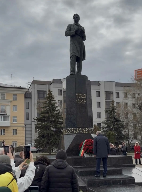Рөстәм Миңнеханов һәм татар җәмәгатьчелеге Габдулла Тукай һәйкәленә чәчәкләр салды