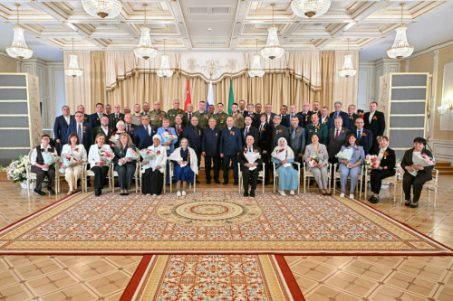 Рөстәм Миңнеханов Татарстанның күренекле кешеләренә дәүләт бүләкләре тапшырды