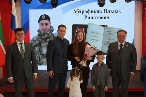 Яңа Чишмәдә махсус операциядә һәлак булган хәрбинең гаиләсенә Батырлык ордены тапшырдылар