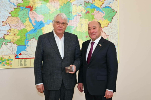 Марат Әхмәтов Лотфулла Шәфигуллинга Татарстан Дәүләт Советы депутаты таныклыгын тапшырды