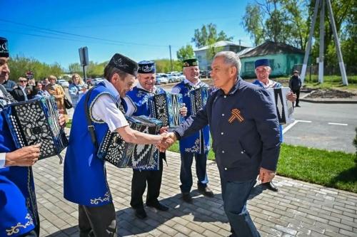 Миңнеханов Балык Бистәсенең Анатыш авылында яңа күпфункцияле үзәк ачуда катнашты