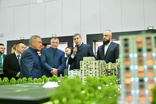 Миңнеханов һәм Хөснуллин КазанФорумда күчемсез милек өлкәсендәге күргәзмәне карады
