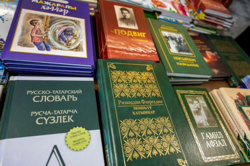 «Татнефть» Азнакай районындагы авыл мәктәбенә 450гә якын китап тапшырды