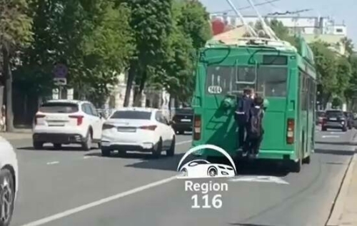 Казанда троллейбус артына ябышып баручы малайларны видеога төшергәннәр