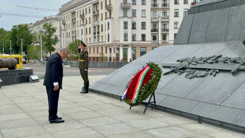 Рөстәм Миңнеханов Минск шәһәре Җиңү монументы янында хәрбиләрне искә алды