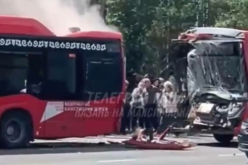 Казанның Горький шоссесында ике кызыл автобус бәрелешкән, зыян күрүчеләр бар