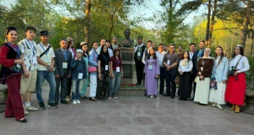 Казахстанның Сәмәй шәһәрендә Тукай һәм Җәлил һәйкәлләренә чәчәкләр салганнар