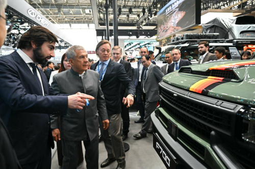 Миңнеханов «Auto China 2026» автомобиль күргәзмәсендә яңа технологияләр белән танышты