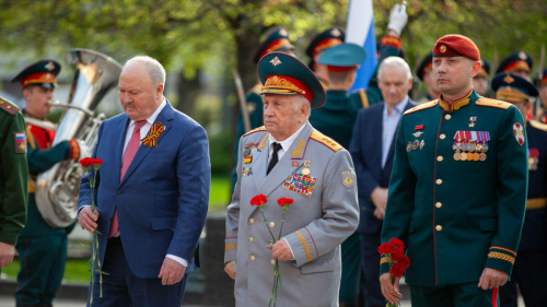 Татарстан вәкилләре 9 Май алдыннан Мәскәүнең Александр бакчасында чәчәкләр салды