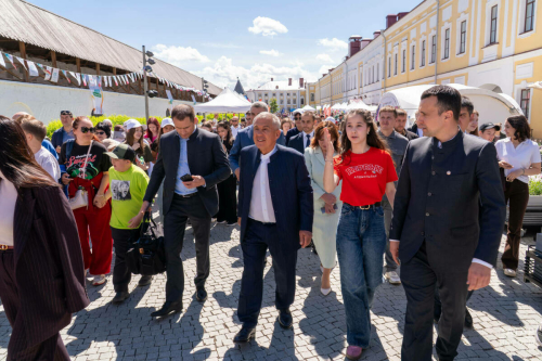 Рөстәм Миңнеханов Казан Кремлендә «Балачак фестивале»ндә булды