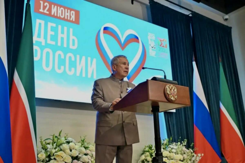 Рөстәм Миңнеханов Россия көне уңаеннан татарстанлыларга дәүләт бүләкләре тапшырды