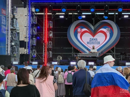 «Казан» гаилә үзәге янындагы сәхнәдә Россия көненә багышланган бәйрәм концерты башланды
