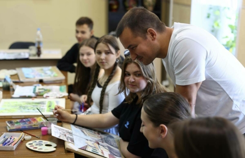 Ринат Садыйков Лисичанск сәнгать мәктәбе педагоглары һәм тәрбияләнүчеләре белән очрашты