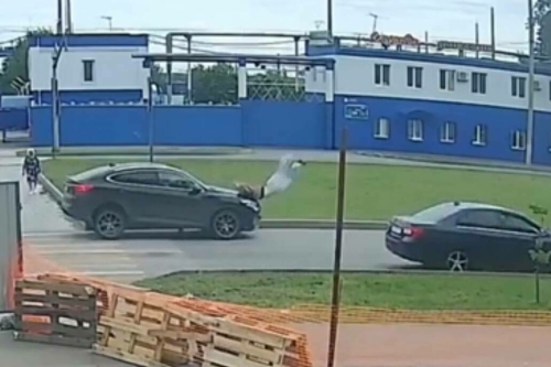 Видео: Түбән Камада җиңел автомобиль «зебра» аша чыгып барган кызны бәрдергән