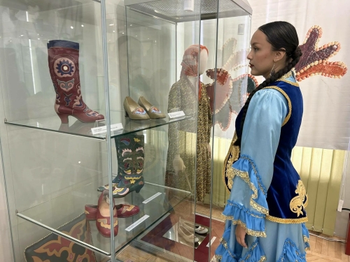 Татарстан Милли музее Екатеринбургтагы күргәзмәдә Казан бизәкле күн сәнгатен тәкъдим итте