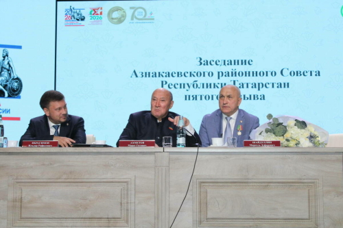 Марат Әхмәтов: Азнакай районы зур гаилә кебек яши һәм эшли