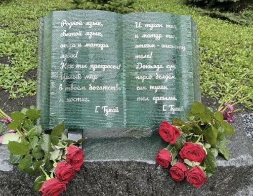 Самараның «Яктылык» татар мәктәбендә туган телгә һәйкәл ачылды