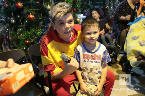 Элвин Грей хоспистагы балаларга бүләкләр өләште