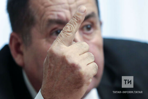 Балалар язучылары белән түгәрәк өстәл