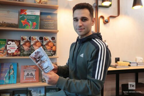 Татар китапларын алу өчен төбәкләрдән Казанга килгән яшьләр белән очрашу