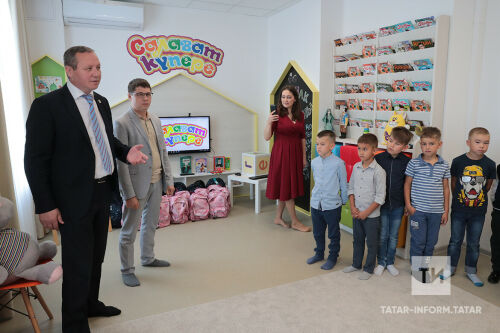 «Татмедиа» җитәкчелеге беренче сыйныфка баручы 51 укучыга портфельләр тапшырды