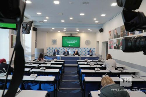 Татар теле курсларына багышланган матбугат очрашуыннан фоторепортаж