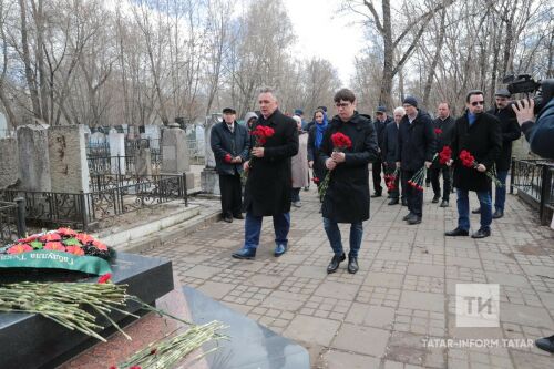 Татар журналистлары Габдулла Тукай һәм Хөсәен Ямашев каберен зыярәт кылды