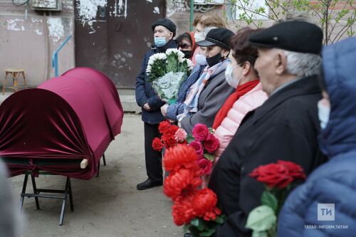 Йолдыз Исәнбәтне соңгы юлга озату мәрасименнән фоторепортаж